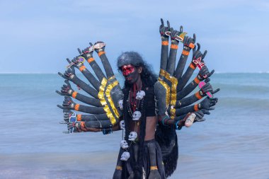 Kulashekharapatnam, Tamilnadu, Hindistan - 11 Ekim 2024: Kulasai, Hint Hindu dindar portresi boyalı yüz ve tanrıça Kali gibi giyinmiş kulasai dasara tarikatının ayinlerini gerçekleştirmek için.