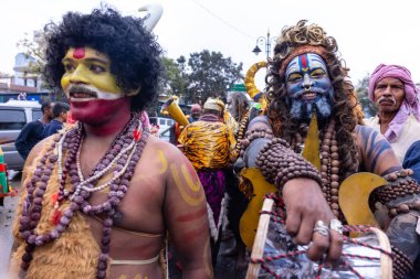 Varanasi, Uttar Pradesh, Hindistan - 20 Mart 2024: Masan Holi, Harishchandra ghat kutlamaları sırasında boyalı yüzlü dindarlar.