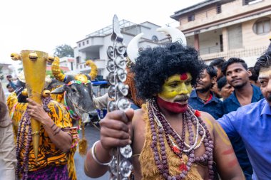 Varanasi, Uttar Pradesh, Hindistan - 20 Mart 2024: Masan Holi, Harishchandra ghat kutlamaları sırasında boyalı yüzlü dindarlar.