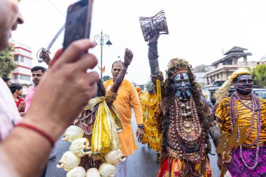 Varanasi, Uttar Pradesh, Hindistan - 20 Mart 2024: Masan Holi, Harishchandra ghat kutlamaları sırasında boyalı yüzlü dindarlar.