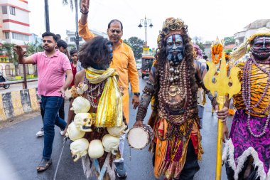 Varanasi, Uttar Pradesh, Hindistan - 20 Mart 2024: Masan Holi, Harishchandra ghat kutlamaları sırasında boyalı yüzlü dindarlar.