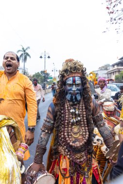 Varanasi, Uttar Pradesh, Hindistan - 20 Mart 2024: Masan Holi, Harishchandra ghat kutlamaları sırasında boyalı yüzlü dindarlar.