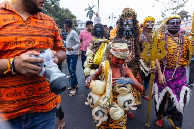 Varanasi, Uttar Pradesh, Hindistan - 20 Mart 2024: Masan Holi, Harishchandra ghat kutlamaları sırasında boyalı yüzlü dindarlar.