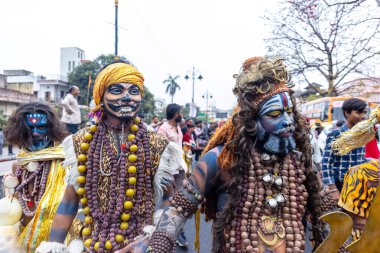 Varanasi, Uttar Pradesh, Hindistan - 20 Mart 2024: Masan Holi, Harishchandra ghat kutlamaları sırasında boyalı yüzlü dindarlar.