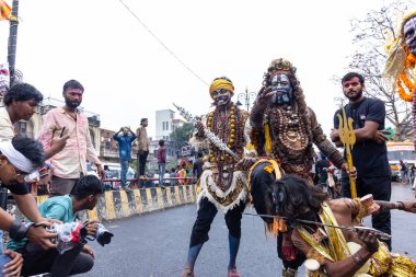 Kulashekharapatnam, Tamilnadu, Hindistan - 11 Ekim 2024: Kulasai, Hint Hindu fanatiklerinin portresi kulasai dasara tarikat festivalinin ayinlerini gerçekleştirdi.