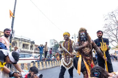 Varanasi, Uttar Pradesh, Hindistan - 20 Mart 2024: Masan Holi, Harishchandra ghat kutlamaları sırasında boyalı yüzlü dindarlar.