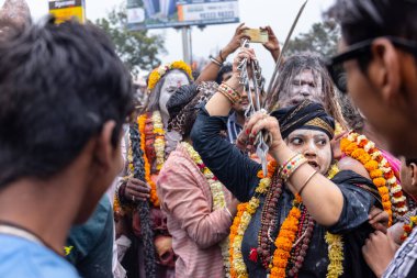 Varanasi, Uttar Pradesh, Hindistan - 20 Mart 2024: Masan Holi, Harishchandra ghat kutlamaları sırasında boyalı yüzlü dindarlar.