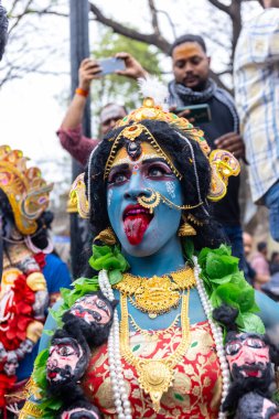 Varanasi, Uttar Pradesh, Hindistan - 20 Mart 2024: Masan Holi, Harishchandra ghat kutlamaları sırasında boyalı yüzlü dindarlar.