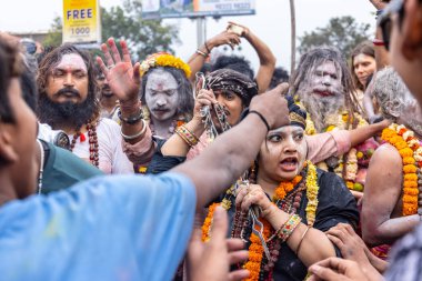 Varanasi, Uttar Pradesh, Hindistan - 20 Mart 2024: Masan Holi, Harishchandra ghat kutlamaları sırasında boyalı yüzlü dindarlar.