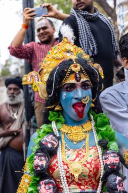 Varanasi, Uttar Pradesh, Hindistan - 20 Mart 2024: Masan Holi, Harishchandra ghat kutlamaları sırasında boyalı yüzlü dindarlar.