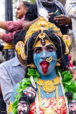 Varanasi, Uttar Pradesh, Hindistan - 20 Mart 2024: Masan Holi, Harishchandra ghat kutlamaları sırasında boyalı yüzlü dindarlar.