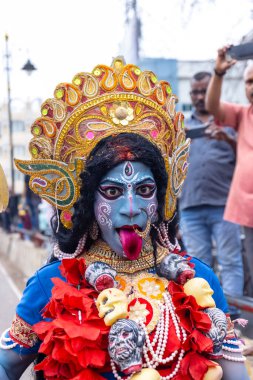 Varanasi, Uttar Pradesh, Hindistan - 20 Mart 2024: Masan Holi, Harishchandra ghat kutlamaları sırasında boyalı yüzlü dindarlar.