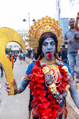 Varanasi, Uttar Pradesh, Hindistan - 20 Mart 2024: Masan Holi, Harishchandra ghat kutlamaları sırasında boyalı yüzlü dindarlar.