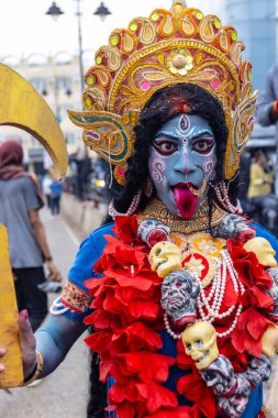 Varanasi, Uttar Pradesh, Hindistan - 20 Mart 2024: Masan Holi, Harishchandra ghat kutlamaları sırasında boyalı yüzlü dindarlar.