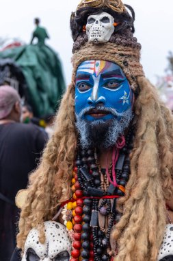 Varanasi, Uttar Pradesh, Hindistan - 20 Mart 2024: Masan Holi, Harishchandra ghat kutlamaları sırasında boyalı yüzlü dindarlar.