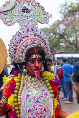 Varanasi, Uttar Pradesh, Hindistan - 20 Mart 2024: Masan Holi, Harishchandra ghat kutlamaları sırasında boyalı yüzlü dindarlar.