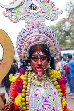 Varanasi, Uttar Pradesh, Hindistan - 20 Mart 2024: Masan Holi, Harishchandra ghat kutlamaları sırasında boyalı yüzlü dindarlar.