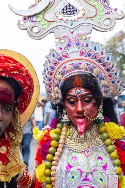 Varanasi, Uttar Pradesh, Hindistan - 20 Mart 2024: Masan Holi, Harishchandra ghat kutlamaları sırasında boyalı yüzlü dindarlar.