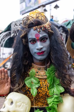 Varanasi, Uttar Pradesh, Hindistan - 20 Mart 2024: Masan Holi, Harishchandra ghat kutlamaları sırasında boyalı yüzlü dindarlar.