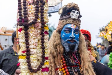 Varanasi, Uttar Pradesh, Hindistan - 20 Mart 2024: Masan Holi, Harishchandra ghat kutlamaları sırasında boyalı yüzlü dindarlar.