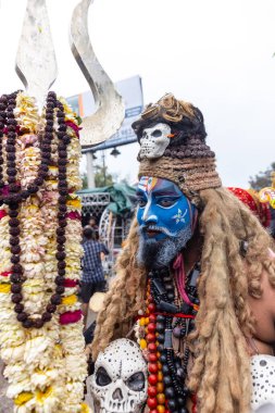 Varanasi, Uttar Pradesh, Hindistan - 20 Mart 2024: Masan Holi, Harishchandra ghat kutlamaları sırasında boyalı yüzlü dindarlar.