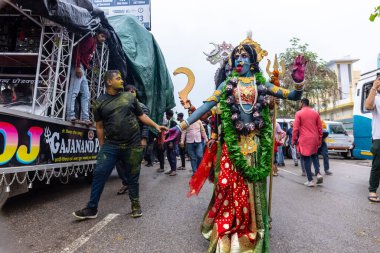 Varanasi, Uttar Pradesh, Hindistan - 20 Mart 2024: Masan Holi, Harishchandra ghat kutlamaları sırasında boyalı yüzlü dindarlar.
