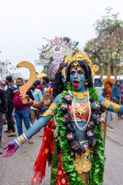 Varanasi, Uttar Pradesh, Hindistan - 20 Mart 2024: Masan Holi, Harishchandra ghat kutlamaları sırasında boyalı yüzlü dindarlar.