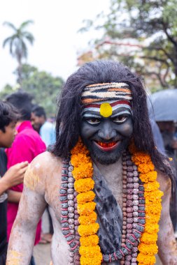 Varanasi, Uttar Pradesh, Hindistan - 20 Mart 2024: Masan Holi, Harishchandra ghat kutlamaları sırasında boyalı yüzlü dindarlar.