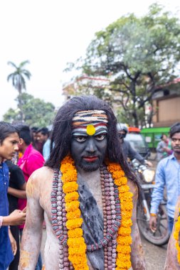 Varanasi, Uttar Pradesh, Hindistan - 20 Mart 2024: Masan Holi, Harishchandra ghat kutlamaları sırasında boyalı yüzlü dindarlar.