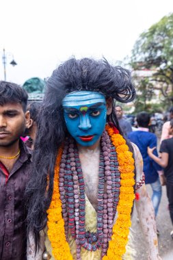 Varanasi, Uttar Pradesh, Hindistan - 20 Mart 2024: Masan Holi, Harishchandra ghat kutlamaları sırasında boyalı yüzlü dindarlar.