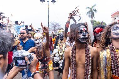Varanasi, Uttar Pradesh, Hindistan - 20 Mart 2024: Masan Holi, Harishchandra ghat kutlamaları sırasında boyalı yüzlü dindarlar.