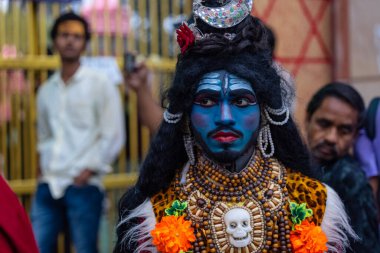 Varanasi, Uttar Pradesh, Hindistan - 20 Mart 2024: Masan Holi, Harishchandra ghat kutlamaları sırasında boyalı yüzlü dindarlar.