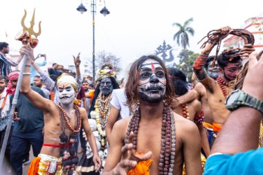 Varanasi, Uttar Pradesh, Hindistan - 20 Mart 2024: Masan Holi, Harishchandra ghat kutlamaları sırasında boyalı yüzlü dindarlar.