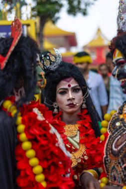 Varanasi, Uttar Pradesh, Hindistan - 20 Mart 2024: Masan Holi, Masan Holi, Masan Holi, Harishchandra ghat 'taki masaan holi kutlamaları sırasında tanrıça Kali olarak resmedilen bir kadın ressamın portresi.