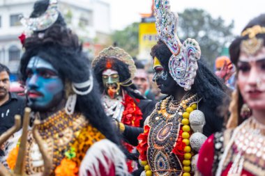 Varanasi, Uttar Pradesh, Hindistan - 20 Mart 2024: Masan Holi, Harishchandra ghat kutlamaları sırasında boyalı yüzlü dindarlar.