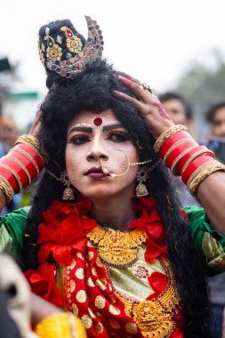 Varanasi, Uttar Pradesh, Hindistan - 20 Mart 2024: Masan Holi, Masan Holi, Masan Holi, Harishchandra ghat 'taki masaan holi kutlamaları sırasında tanrıça Kali olarak resmedilen bir kadın ressamın portresi.