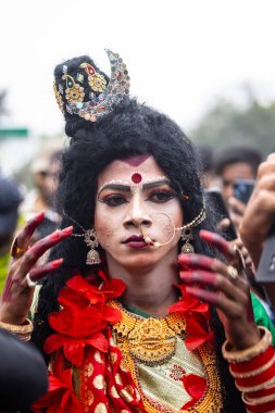 Varanasi, Uttar Pradesh, Hindistan - 20 Mart 2024: Masan Holi, Masan Holi, Masan Holi, Harishchandra ghat 'taki masaan holi kutlamaları sırasında tanrıça Kali olarak resmedilen bir kadın ressamın portresi.