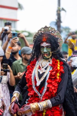 Varanasi, Uttar Pradesh, Hindistan - 20 Mart 2024: Masan Holi, Masan Holi, Masan Holi, Harishchandra ghat 'taki masaan holi kutlamaları sırasında tanrıça Kali olarak resmedilen bir kadın ressamın portresi.