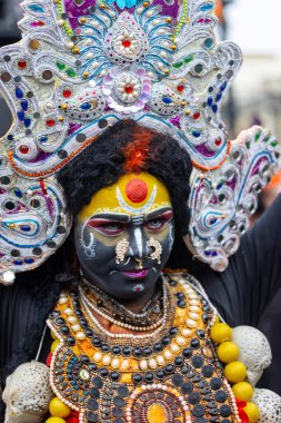 Varanasi, Uttar Pradesh, Hindistan - 20 Mart 2024: Masan Holi, Masan Holi, Masan Holi, Harishchandra ghat 'taki masaan holi kutlamaları sırasında tanrıça Kali olarak resmedilen bir kadın ressamın portresi