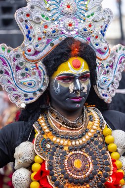 Varanasi, Uttar Pradesh, Hindistan - 20 Mart 2024: Masan Holi, Masan Holi, Masan Holi, Harishchandra ghat 'taki masaan holi kutlamaları sırasında tanrıça Kali olarak resmedilen bir kadın ressamın portresi
