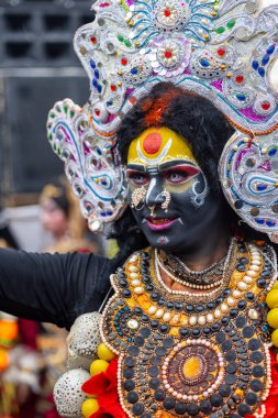 Varanasi, Uttar Pradesh, Hindistan - 20 Mart 2024: Masan Holi, Masan Holi, Masan Holi, Harishchandra ghat 'taki masaan holi kutlamaları sırasında tanrıça Kali olarak resmedilen bir kadın ressamın portresi