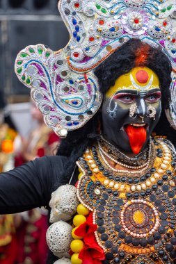 Varanasi, Uttar Pradesh, Hindistan - 20 Mart 2024: Masan Holi, Masan Holi, Masan Holi, Harishchandra ghat 'taki masaan holi kutlamaları sırasında tanrıça Kali olarak resmedilen bir kadın ressamın portresi