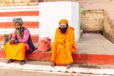 Varanasi, Uttar Pradesh, Hindistan - 20 Ocak 2024: Varanasi 'deki çetelerin yakınındaki ghat üzerinde geleneksel bir sadhu baba resmi. Sadhu, Kaşhi 'de Ganga yakınlarında ayinler düzenler..
