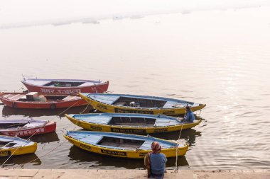 Varanasi, Uttar Pradesh, Hindistan - 20 Ocak 2024: Varanasi 'deki nehir çetelerinin yakınındaki ghatların mimari görüşü ve tapınakları. Ganga nehrinde yüzen tekneden binaların görüntüsü.