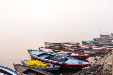 Varanasi, Uttar Pradesh, Hindistan - 20 Ocak 2024: Ganga Nehri 'ndeki tekneler