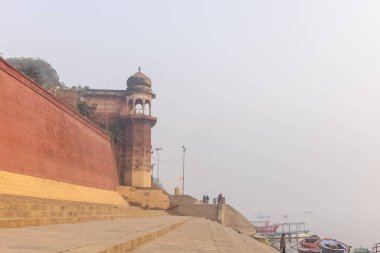 Varanasi, Uttar Pradesh, Hindistan - 20 Ocak 2024: Varanasi 'deki nehir çetelerinin yakınındaki ghatların mimari görüşü ve tapınakları.
