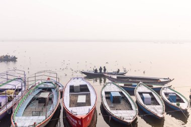 Varanasi, Uttar Pradesh, Hindistan - 20 Ocak 2024: Ganga Nehri 'ndeki tekneler