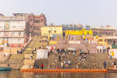 Varanasi, Uttar Pradesh, Hindistan - 20 Ocak 2024: Ganga Nehri 'ndeki tekneler
