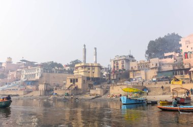 Varanasi, Uttar Pradesh, Hindistan - 20 Ocak 2024: Ganga Nehri 'ndeki tekneler