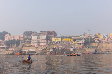 Varanasi, Uttar Pradesh, Hindistan - 20 Ocak 2024: Ganga Nehri 'ndeki tekneler